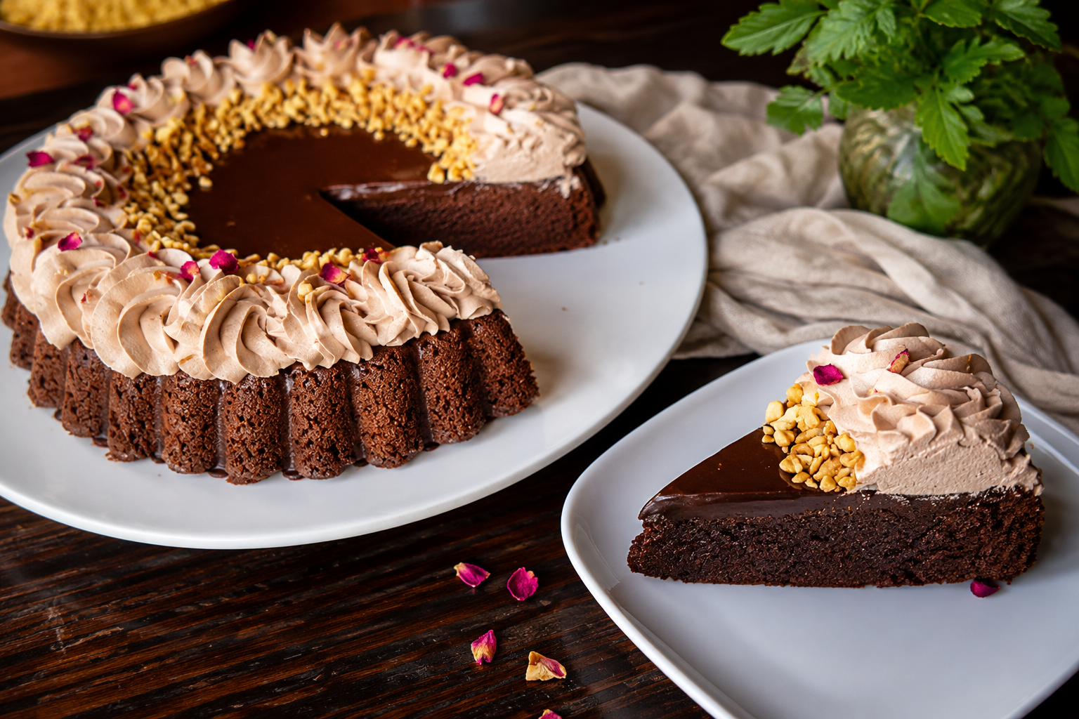 Torta soffice in 5 minuti, la ricetta furba che conquista tutti 😍 Descrizione Questa torta soffice è un sogno per chi cerca un dolce rapido ma delizioso. Con la sua consistenza morbida e il suo profumo di vaniglia, conquista immediatamente il palato di chiunque la assaggi. Ideale per una merenda veloce o un dolce improvvisato per gli ospiti. Informazioni Tempo di preparazione: 5 minuti Tempo di cottura: 30 minuti Numero di porzioni: 8 persone Difficoltà: Facile Ingredienti Per l'impasto 200 g di farina 00 150 g di zucchero 3 uova 100 ml di latte 100 ml di olio di semi 1 bustina di lievito per dolci 1 bustina di vanillina 1 pizzico di sale Preparazione Preriscalda il forno a 180°C e imburra leggermente uno stampo da torta di circa 22 cm di diametro. In una ciotola capiente, mescola lo zucchero e le uova fino a ottenere un composto chiaro e spumoso. Aggiungi il latte e l'olio di semi, continuando a mescolare. Setaccia la farina, il lievito, la vanillina e il pizzico di sale, quindi incorporali gradualmente al composto liquido, mescolando delicatamente. Versa l'impasto nello stampo preparato e livella la superficie con una spatola. Cuoci in forno preriscaldato per circa 30 minuti, o finché uno stecchino inserito nel centro della torta ne esce pulito. Lascia raffreddare leggermente prima di sformare e servire. Consigli Per un sapore ancora più ricco, puoi aggiungere scorza di limone grattugiata all'impasto. Controlla la cottura della torta negli ultimi 5 minuti per evitare che si secchi troppo. Puoi decorare la torta con zucchero a velo o glassa al cioccolato per un tocco extra. Servizio Servi la torta a temperatura ambiente, accompagnata da una tazza di tè o caffè. È perfetta per una merenda pomeridiana o come dolce semplice dopo cena.