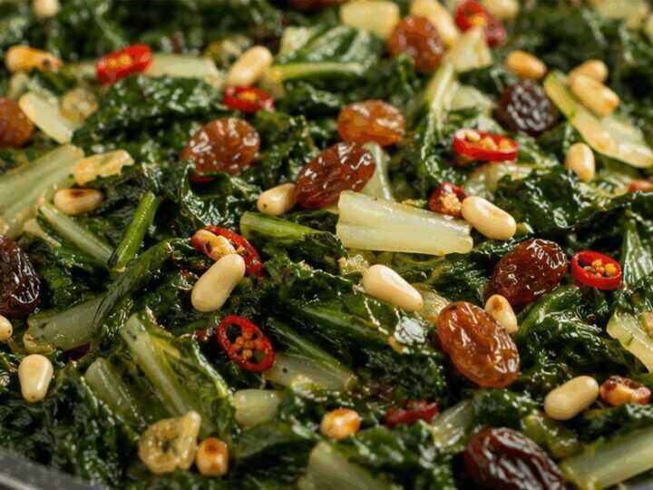 Bietole in padella con pinoli, uvetta e peperoncino alla siciliana