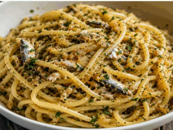 Bigoli con le sarde alla veneta: un primo piatto saporito e avvolgente