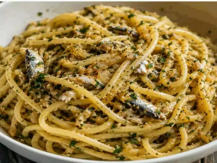 Bigoli con le sarde alla veneta: un primo piatto saporito e avvolgente