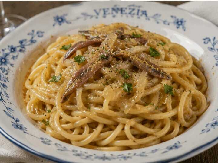 Bigoli in Salsa Veneziani con Cipolle Fondenti e Acciughe