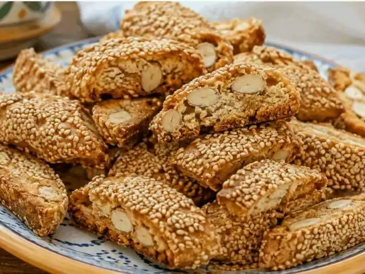 Biscotti Regina: i celebri biscotti siciliani ricoperti di semi di sesamo, un tesoro d’Italia