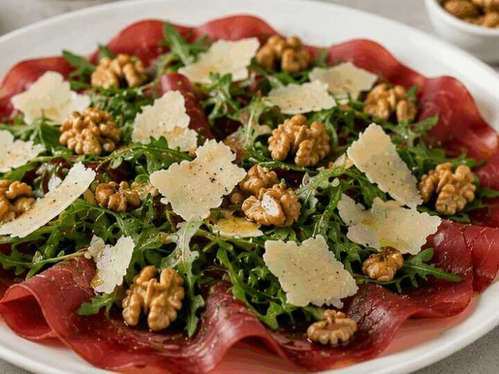 Bresaola con Rucola, Grana e Noci: la Ricetta Leggera ed Elegante Pronta in 10 Minuti