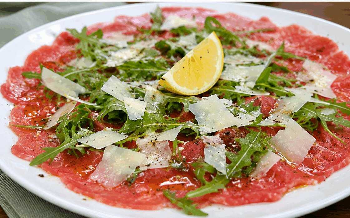 Carpaccio di Manzo con Rucola e Grana: la Ricetta Elegante e Gustosa Pronta in 15 Minuti