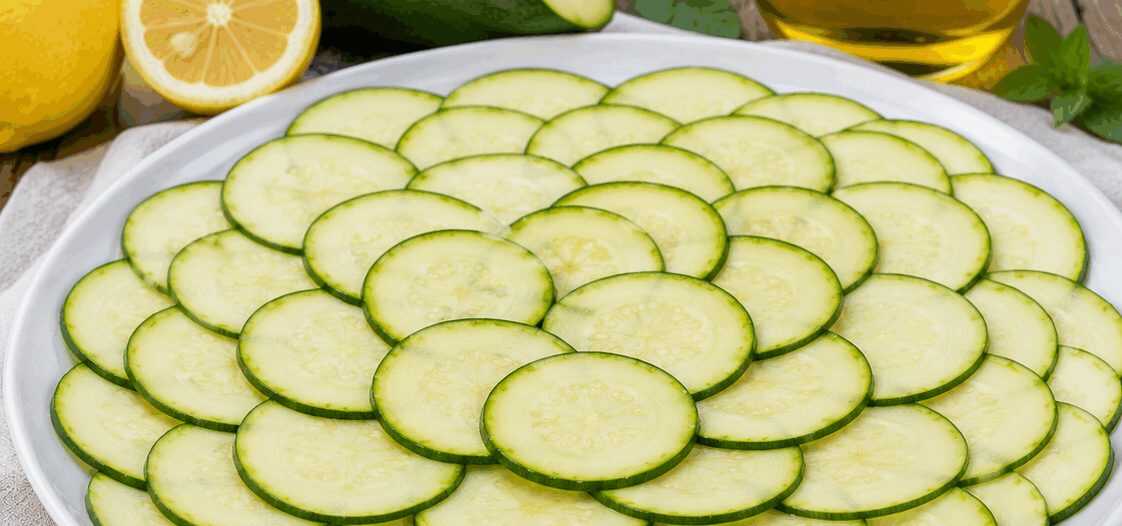 Carpaccio di Zucchine con Parmigiano e Limone: la Ricetta Light e Gustosa Pronta in 10 Minuti