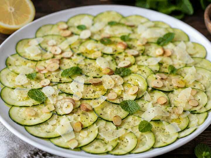Carpaccio di zucchine con pecorino, mandorle e menta alla siciliana