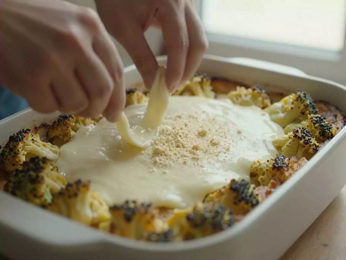 4. Aggiungere la besciamella — Cavolfiore Gratinato al Forno: la Ricetta Cremosa e Croccante Perfetta per Ogni Stagione