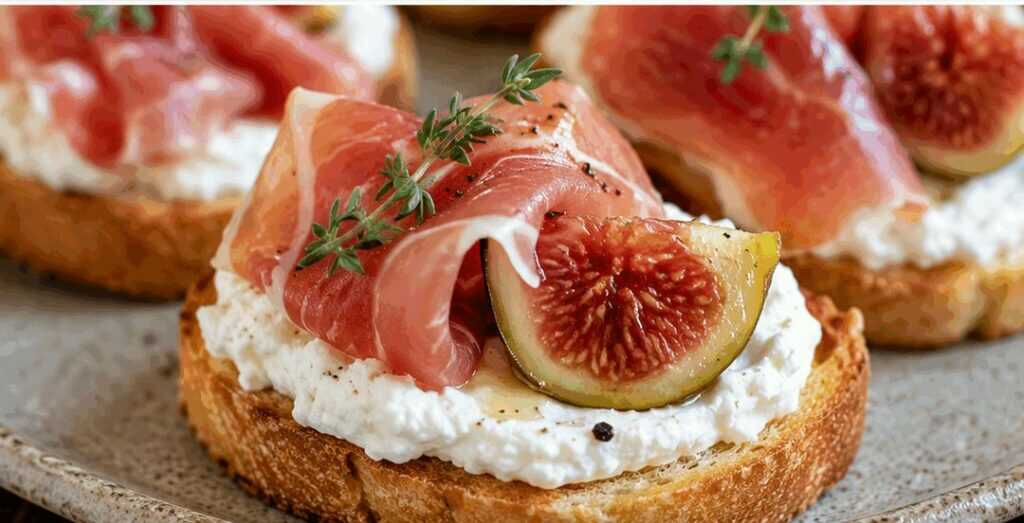 Crostini freddi con mousse di ricotta, fichi e prosciutto crudo