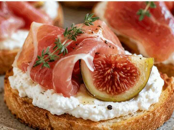 Crostini freddi con mousse di ricotta, fichi e prosciutto crudo