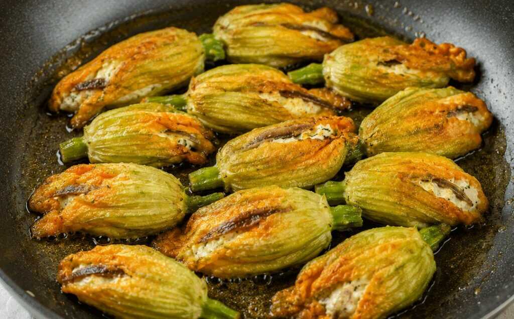Fiori di zucca ripieni di ricotta e alici