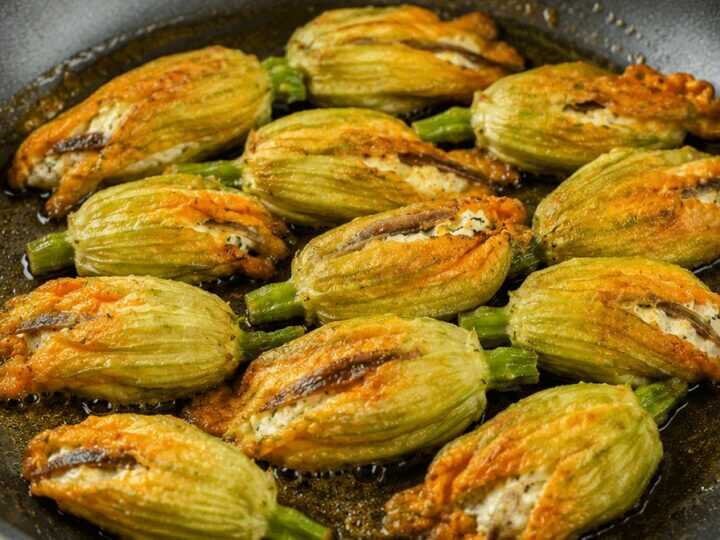 Fiori di zucca ripieni di ricotta e alici