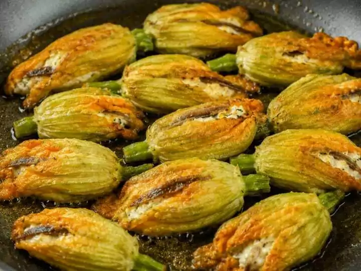 Fiori di zucca ripieni di ricotta e alici