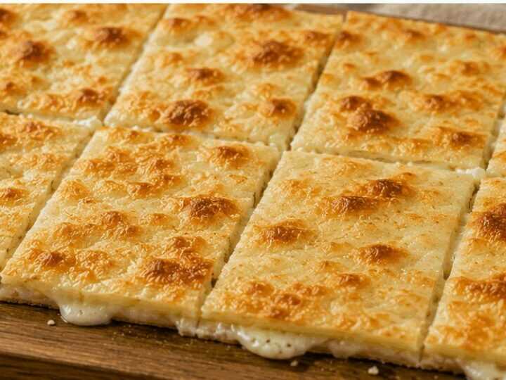 Focaccia al Formaggio in Stile Recco: la Ricetta Sottile, Croccante e dal Cuore Filante