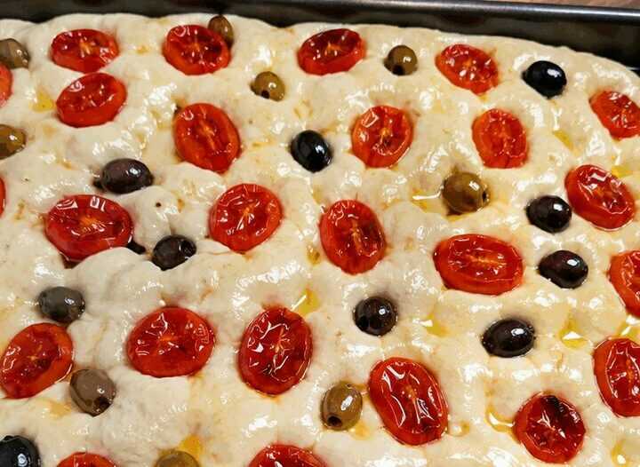 Focaccia Barese con Pomodorini e Olive