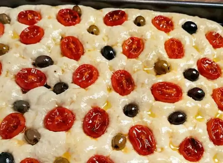 Focaccia Barese con Pomodorini e Olive