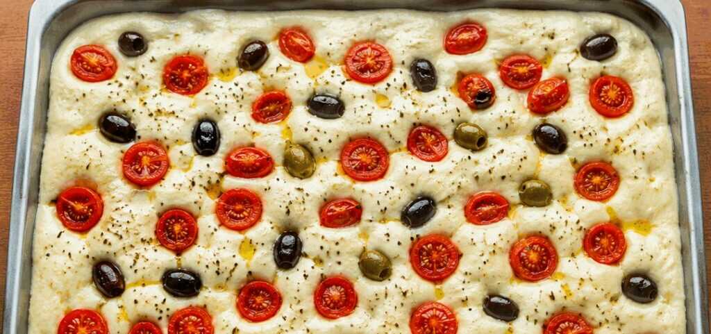 Focaccia barese con pomodorini e olive (Puglia)
