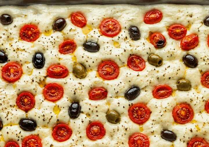 Focaccia barese con pomodorini e olive (Puglia)