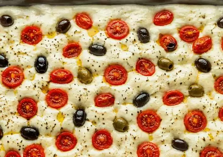Focaccia barese con pomodorini e olive (Puglia)
