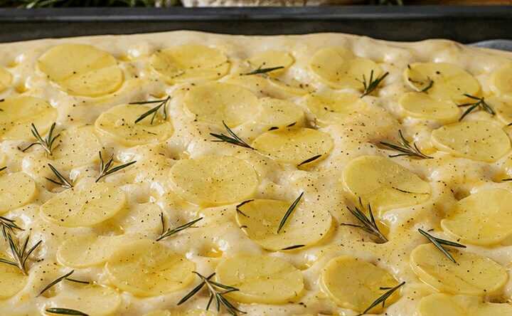 Focaccia della Val di Susa con Patate e Rosmarino – Piemonte