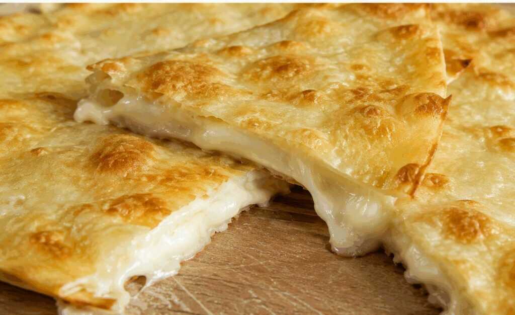 Focaccia di Recco col Formaggio: la specialità ligure sottile, croccante e cremosa