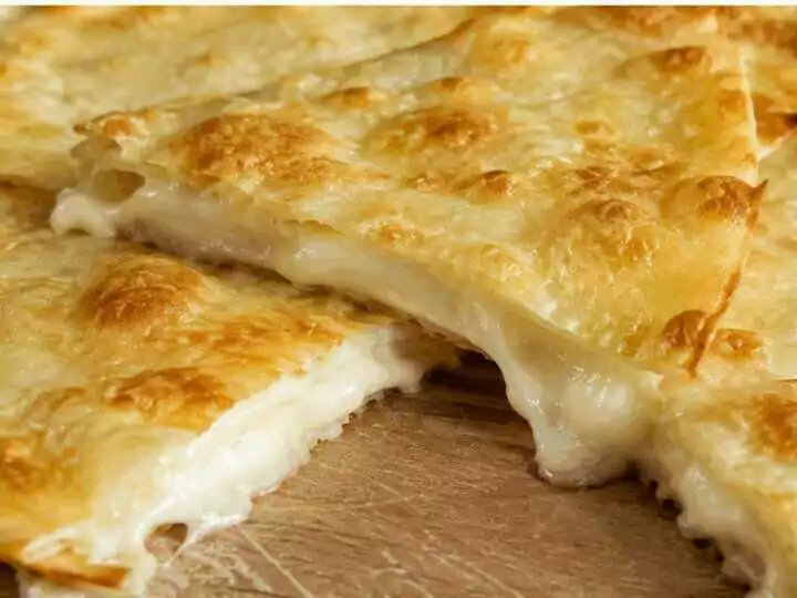 Focaccia di Recco col Formaggio: la specialità ligure sottile, croccante e cremosa