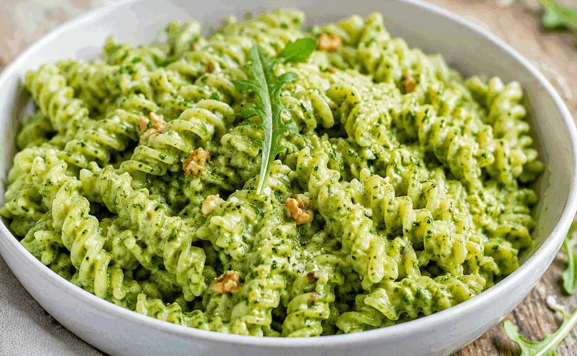 Fusilli al Pesto di Rucola e Noci: la Ricetta Cremosa e Profumata Pronta in 15 Minuti