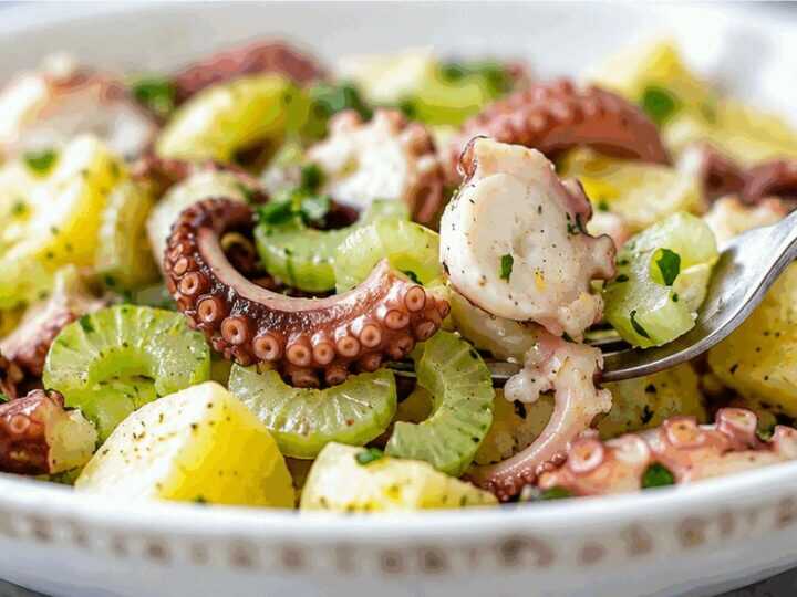 Insalata fredda di polpo, patate, sedano e limone alla campana