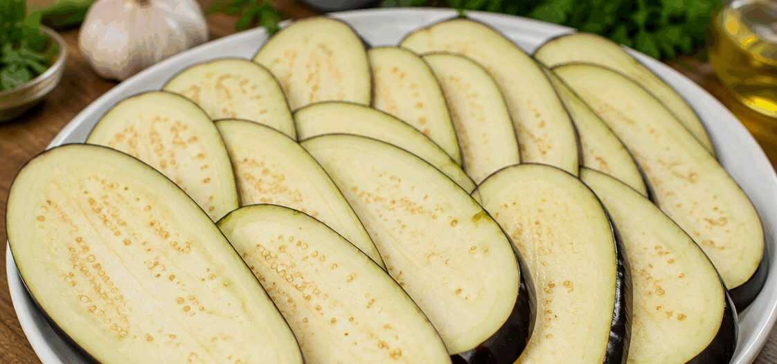 Melanzane grigliate marinate da antipasto: involtini, spiedini e piatto da portata