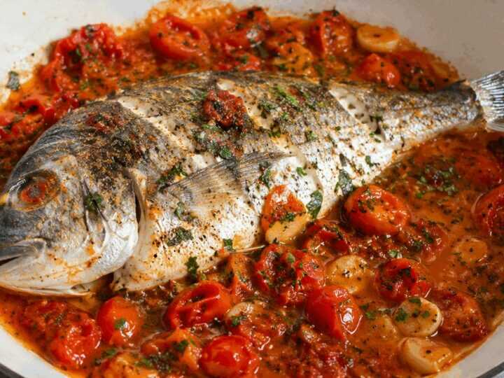 Orata all’Acqua Pazza con Pomodori, Aglio e Prezzemolo