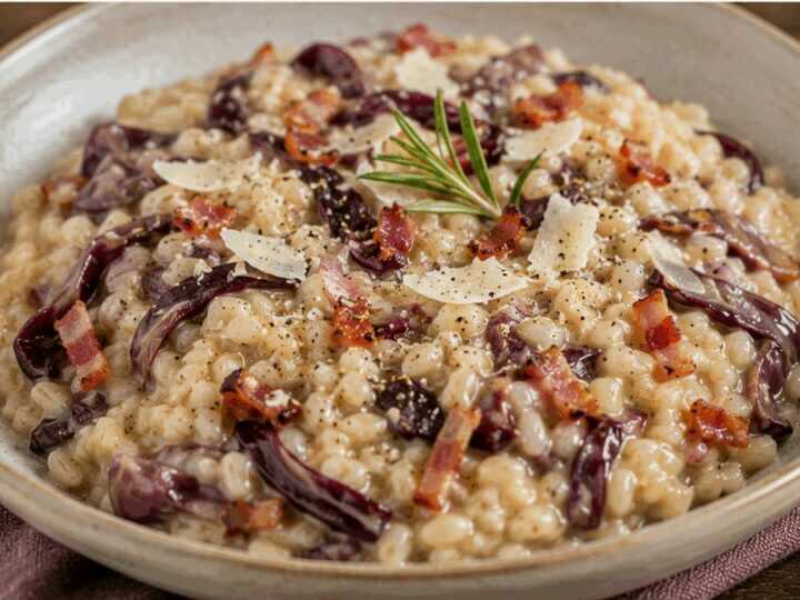 Orzotto con Radicchio e Speck: un Primo Piatto Cremoso dal Gusto di Montagna