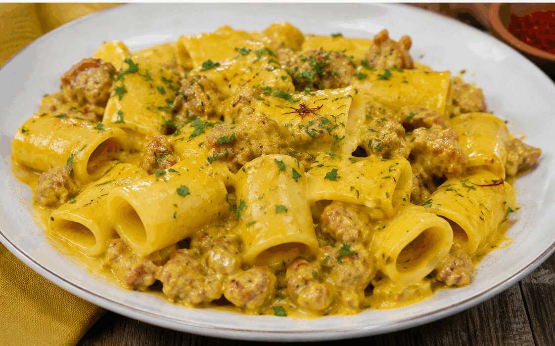 Paccheri Cremosi con Salsiccia e Zafferano: la Ricetta Ricca e Avvolgente Perfetta per il Pranzo