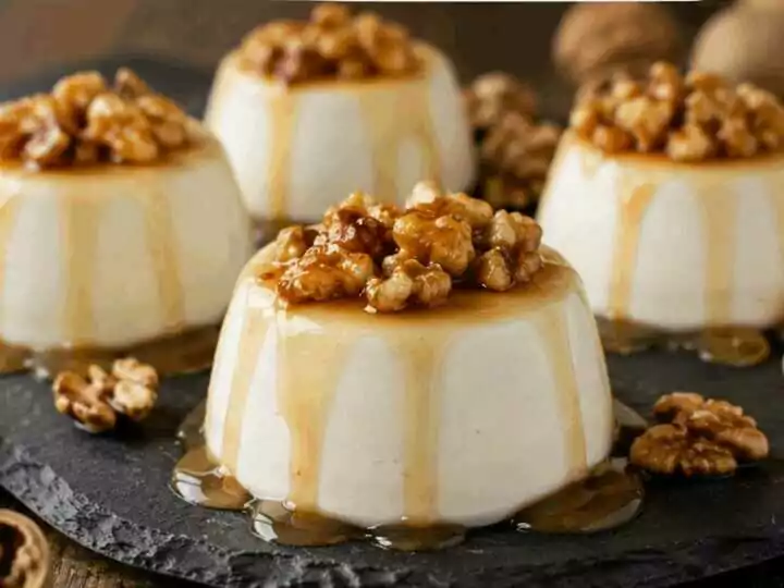 Panna cotta al miele di castagno e noci caramellate