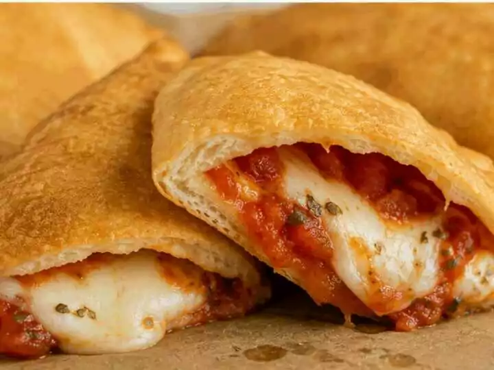 Panzerotti pugliesi con pomodoro e mozzarella