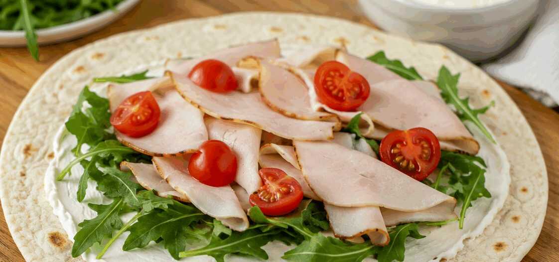 Piadina con Tacchino e Formaggio Spalmabile: la Ricetta Veloce e Gustosa Pronta in 10 Minuti