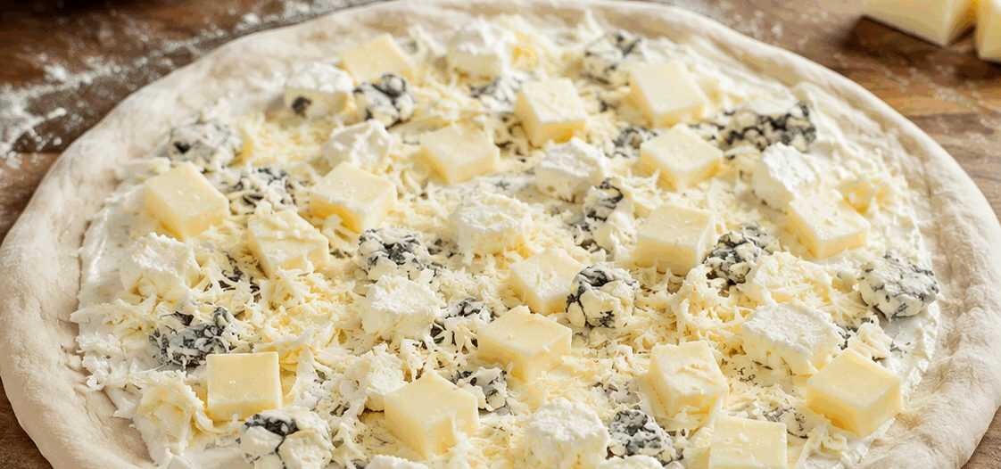Pizza ai Cinque Formaggi: la Ricetta Filante e Cremosa Perfetta per gli Amanti del Formaggio