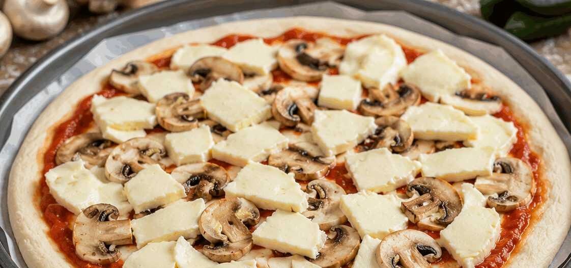 Pizza ai Funghi e Scamorza: la Ricetta Filante e Ricca di Sapore Perfetta per una Cena in Famiglia