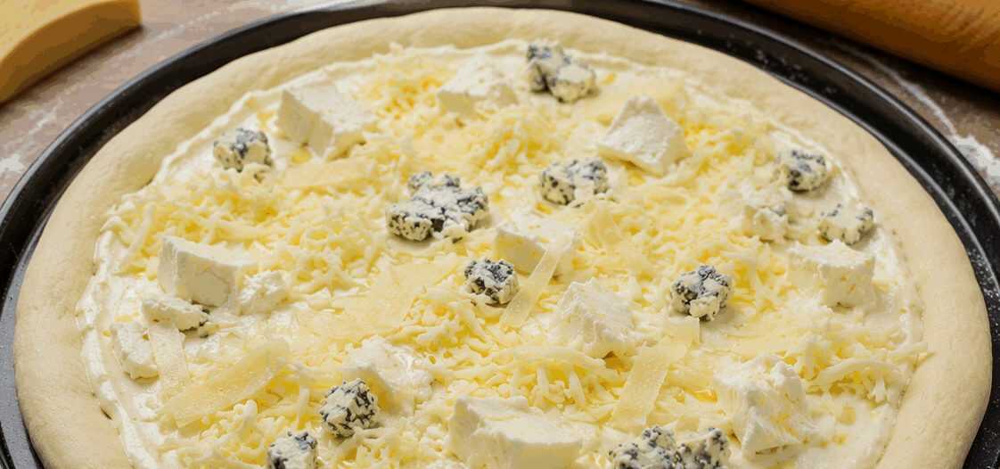 Pizza ai Quattro Formaggi: la Ricetta Cremosa e Golosa Perfetta per gli Amanti del Formaggio
