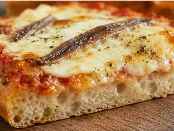 Pizza al tegamino con mozzarella e acciughe piemontese