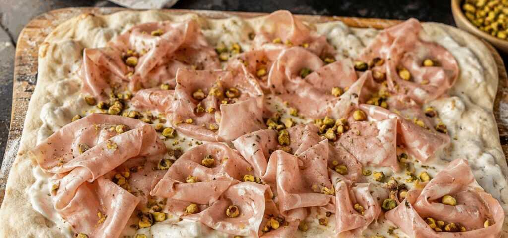Pizza alla Pala Romana con Mortadella e Pistacchio