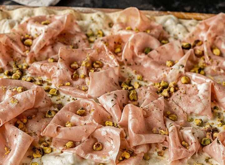 Pizza alla Pala Romana con Mortadella e Pistacchio