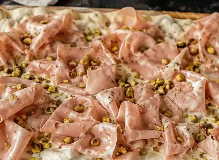 Pizza alla Pala Romana con Mortadella e Pistacchio
