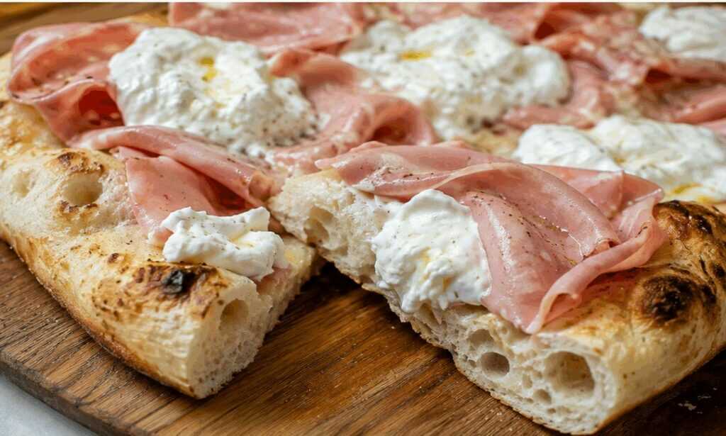 Pizza bianca romana con mortadella e stracciatella