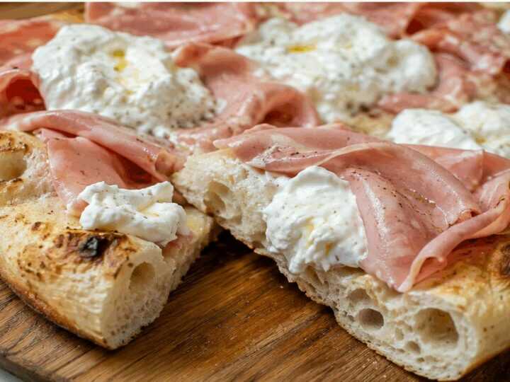 Pizza bianca romana con mortadella e stracciatella