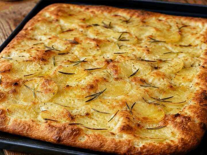 Pizza bianca romana con patate e rosmarino (Lazio)