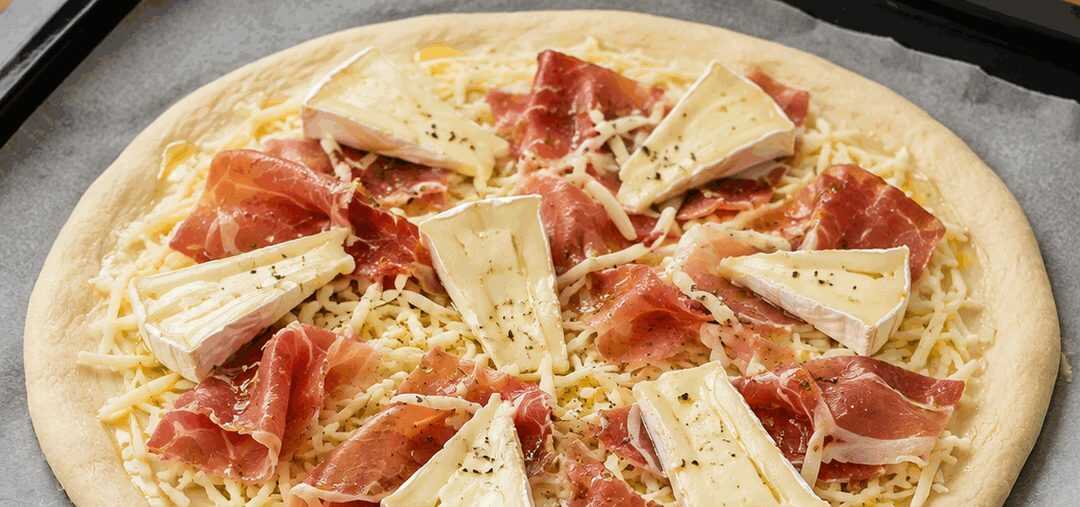 Pizza con Speck e Brie: la Ricetta Golosa dal Cuore Filante Pronta in Pochi Passi