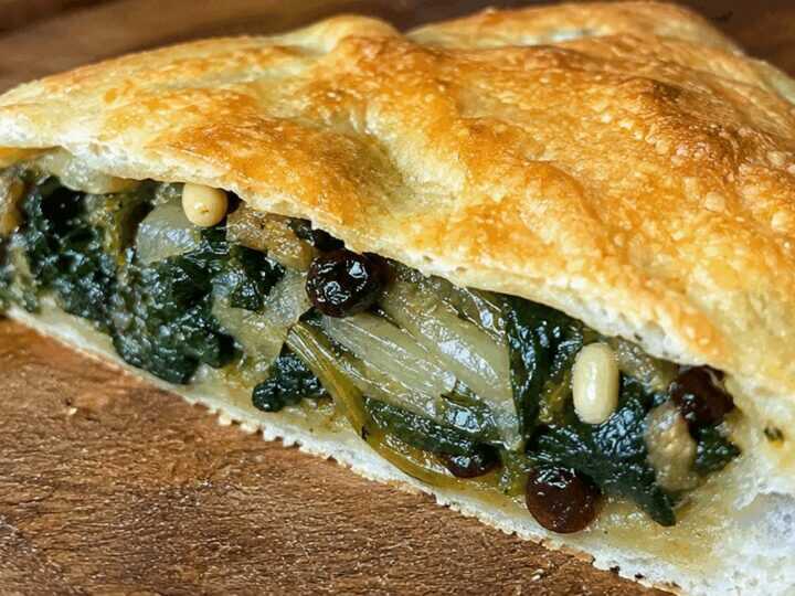 Pizza di scarola napoletana (Campania)