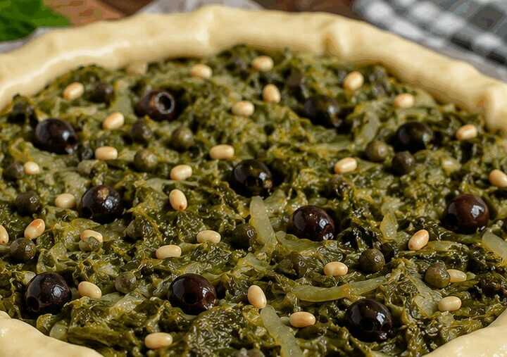 Pizza di scarola napoletana con olive, capperi e pinoli