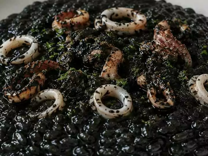 Risotto al Nero di Seppia alla Veneziana – Veneto 🦑🖤