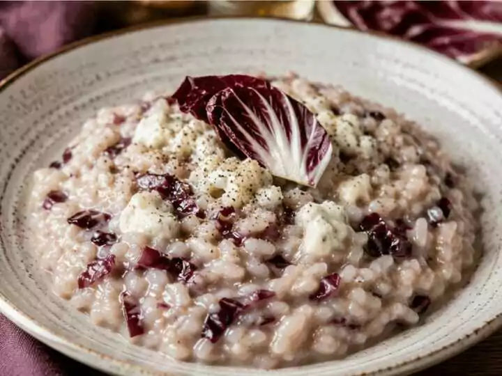 Risotto al Radicchio e Gorgonzola: la Ricetta Cremosa e Raffinata Perfetta per una Cena Speciale