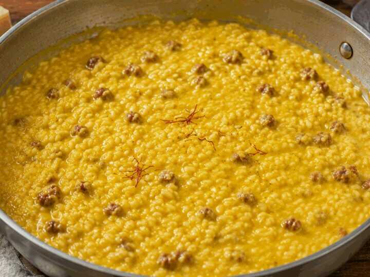 Risotto alla Monzese: la ricetta lombarda con luganega e zafferano